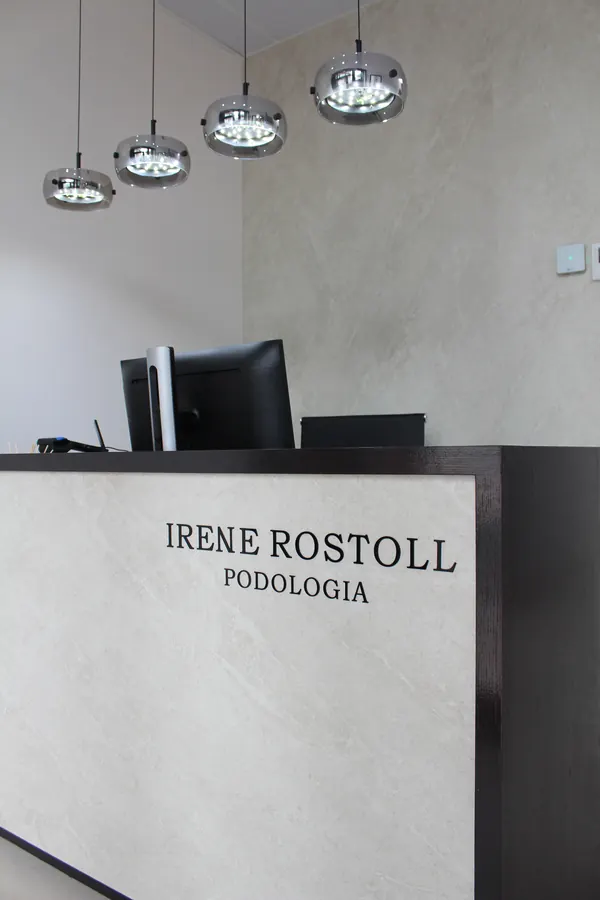 Recepción de la clínica con el nombre Irene Rostoll Podología