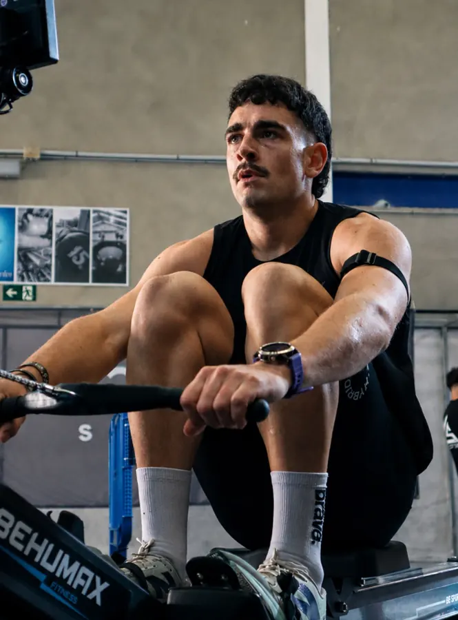 Deportista cargando un saco de 25 kg durante un entrenamiento