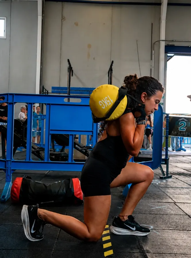 Deportista remando en máquina de remo