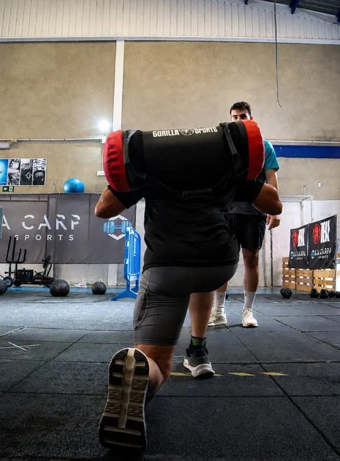 Deportista remando con concentración