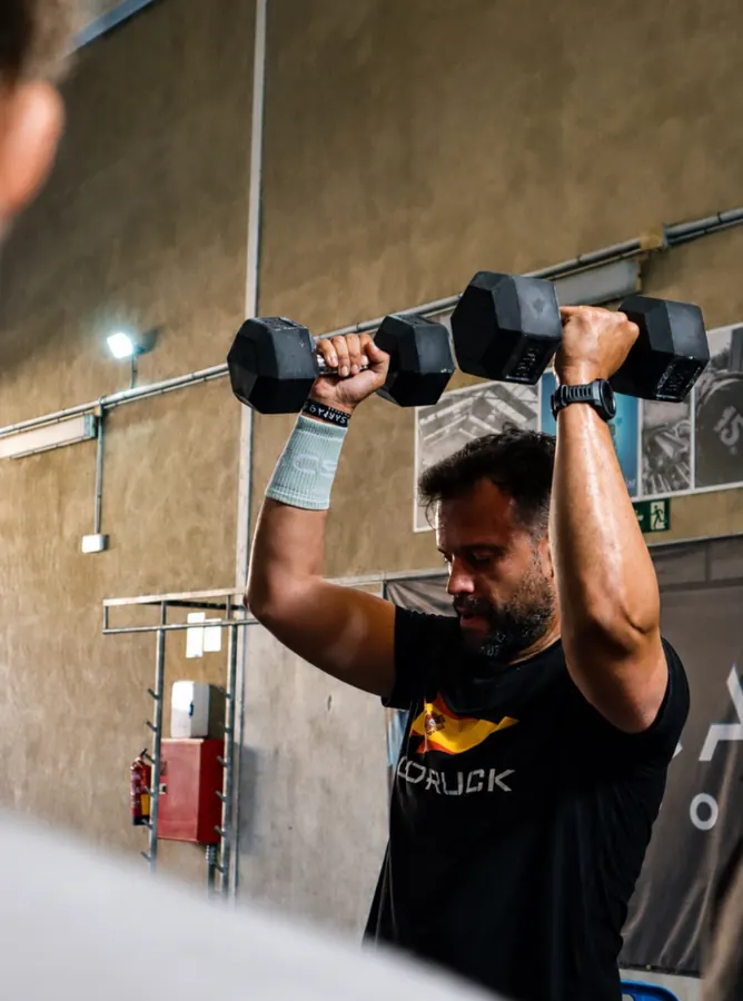 Deportista con un disco de pesas en una máquina de fuerza
