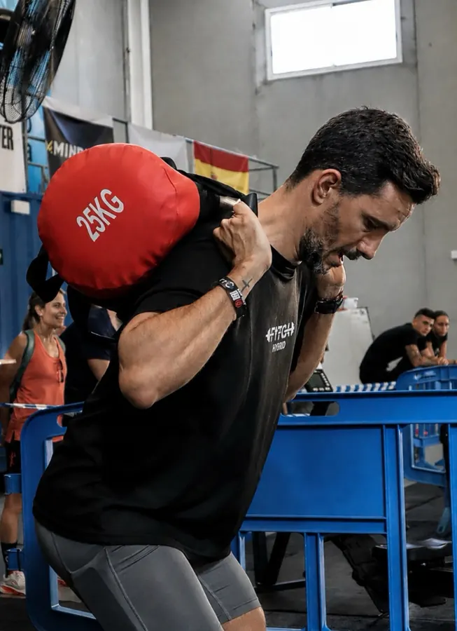 Deportista preparando unas bandas elásticas