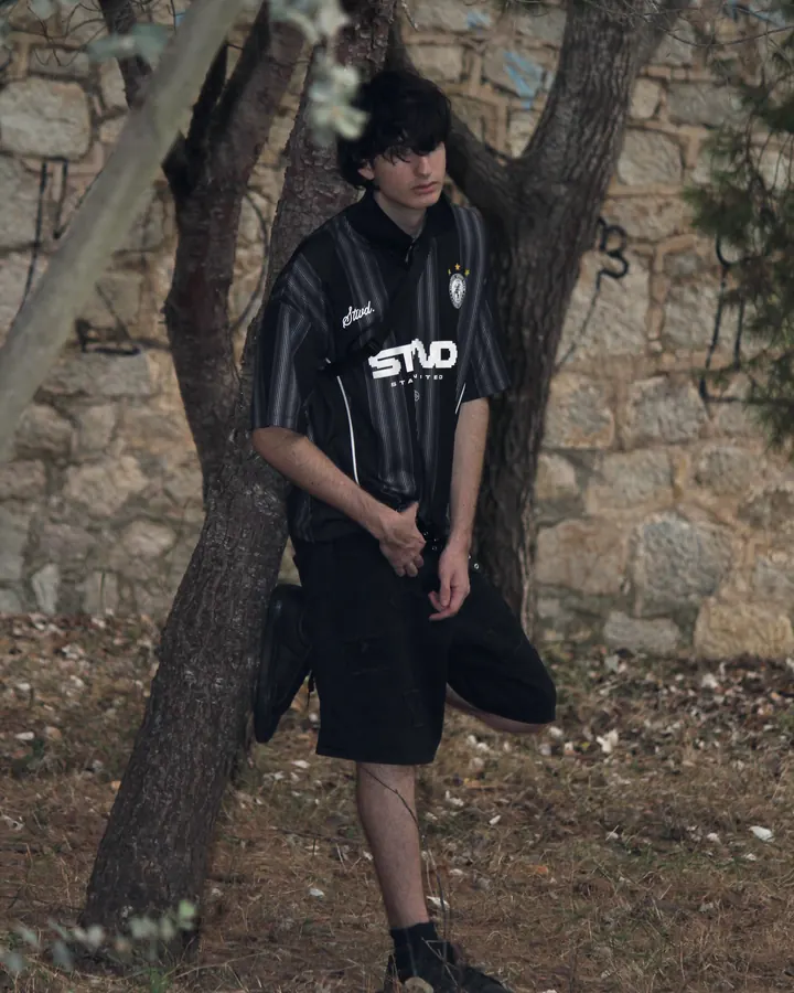 Retrato junto a un árbol y un muro de piedra