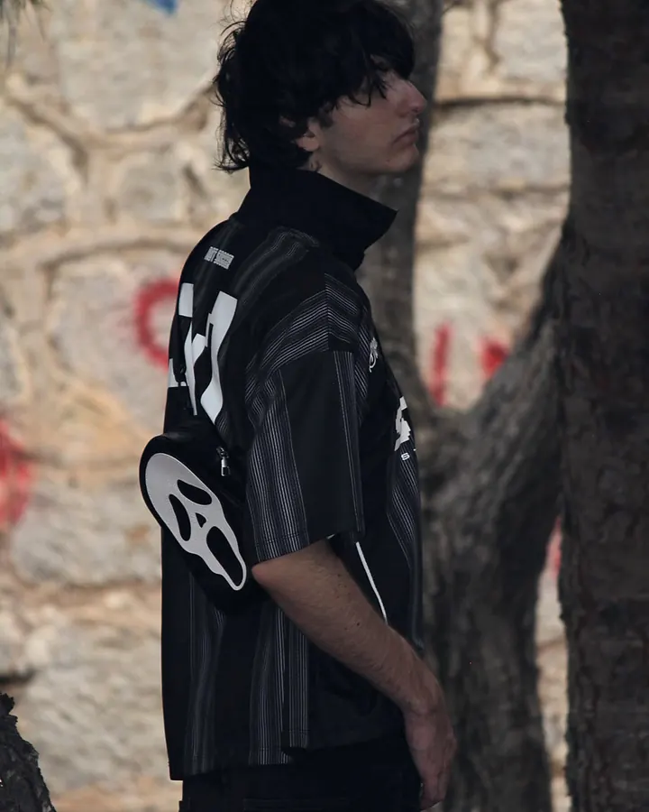 Retrato de perfil con fondo de piedra